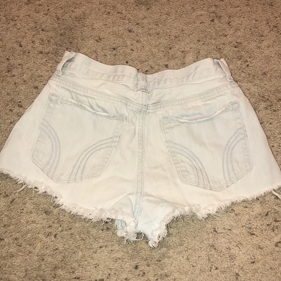 Light washed shorts with frayed ends - Picture 2 of 2